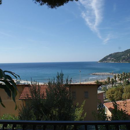 Appartamenti La Pineta Marina dʼMarina dʼAndora Екстериор снимка